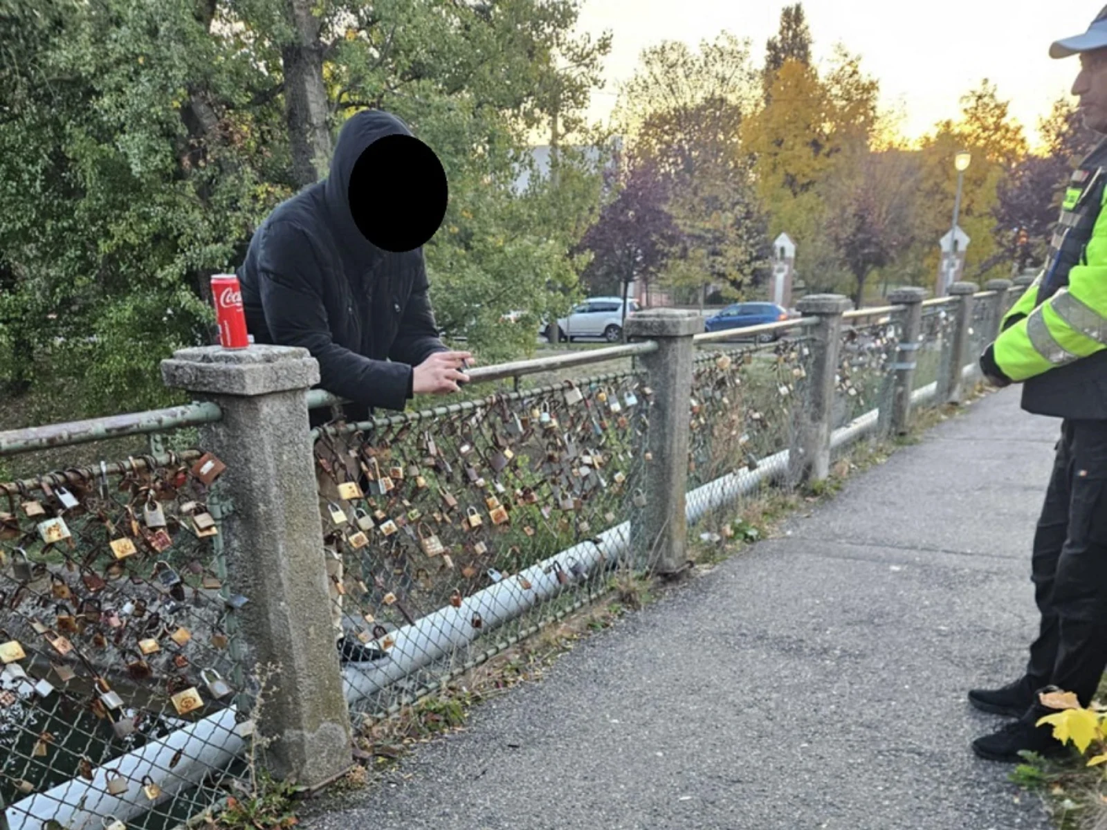 Polițiștii locali au salvat un student din Timișoara care voia să se arunce în Bega. Tânărul ținea o lumânare în mână