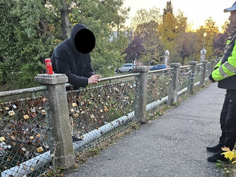 Polițiștii locali au salvat un student din Timișoara care voia să se arunce în Bega. Tânărul ținea o lumânare în mână