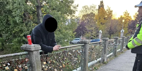 tanar care voia sa se arunce in Bega, salvat de politistii locali foto politia locala timisoara (1) png