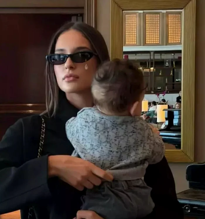 Giorgios Hagi, în brațele mamei sale, în cea mai recentă poză (FOTO: Instagram)