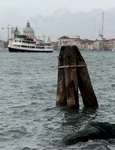 Turistă obligată să părăsească Veneţia, după ce a pozat topless pe un monument dedicat unei partizane ucise în război jpeg