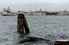 Turistă obligată să părăsească Veneţia, după ce a pozat topless pe un monument dedicat unei partizane ucise în război jpeg