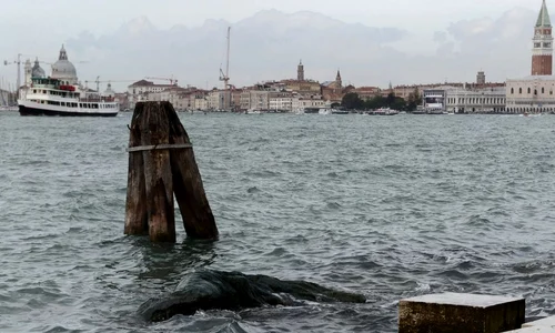 Turistă obligată să părăsească Veneţia, după ce a pozat topless pe un monument dedicat unei partizane ucise în război jpeg