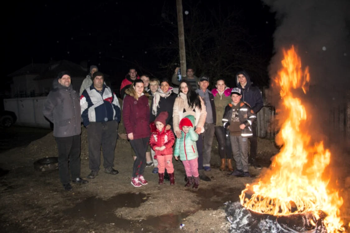 Faptul că sătenii au înlocuit resturile vegetale cu materiale care degajă fum foarte toxic nu e pe placul autorităţilor FOTOGRAFII: Valeru Ciurea