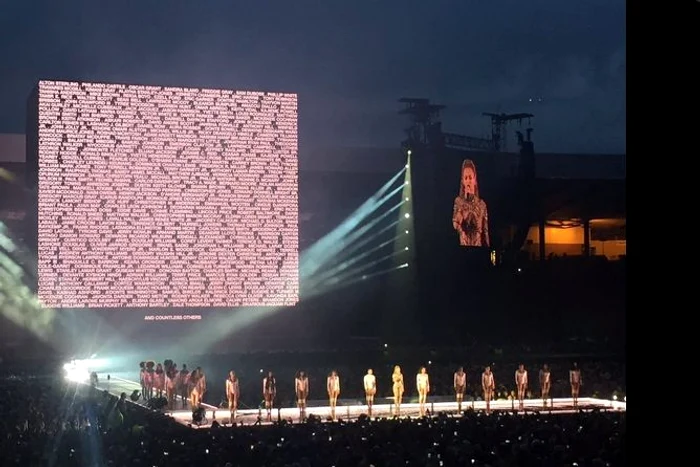 
    Momentul de reculegere ținut de Beyonce în timpul concertului din GlasgowFoto: Twitter  