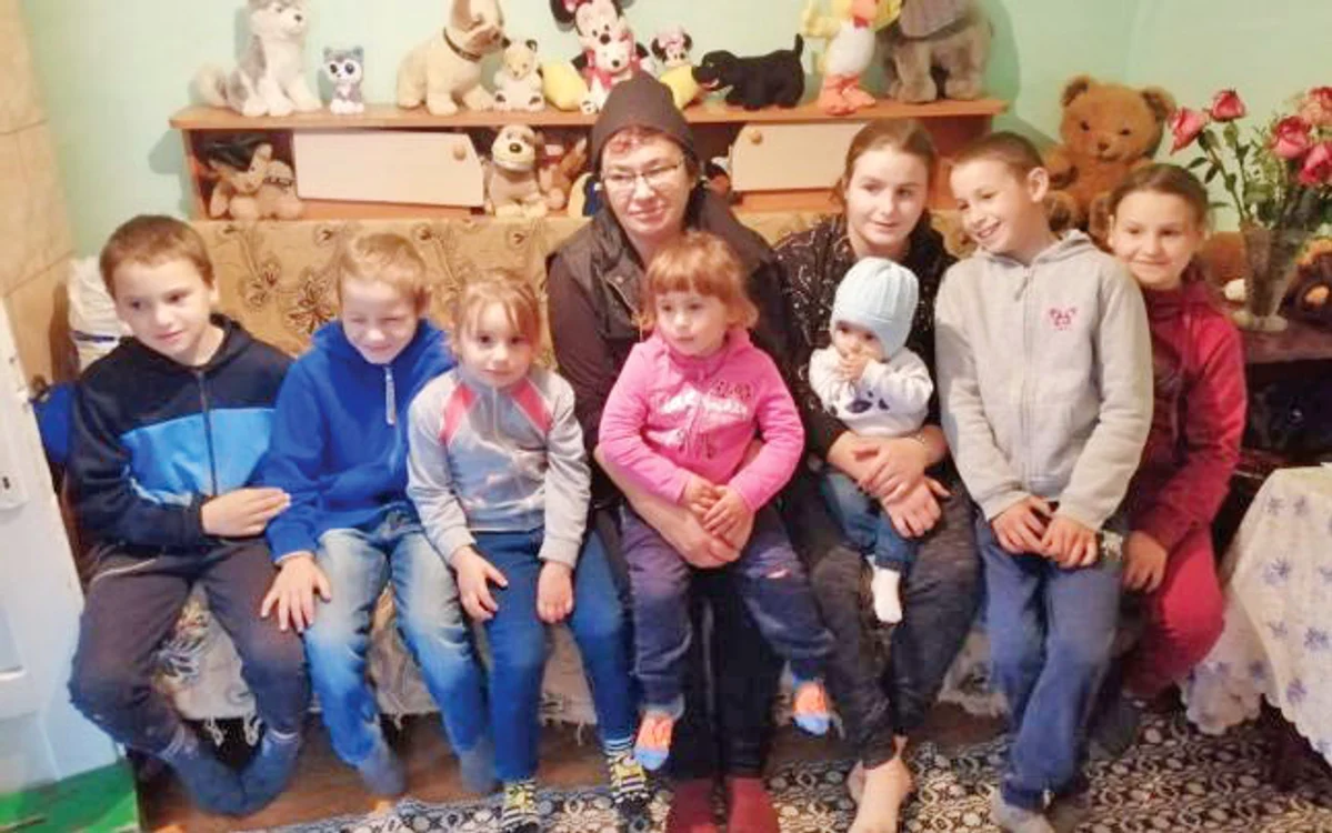 Livia Apopei, alături de şapte dintre cei 11 copii şi de nepoţel