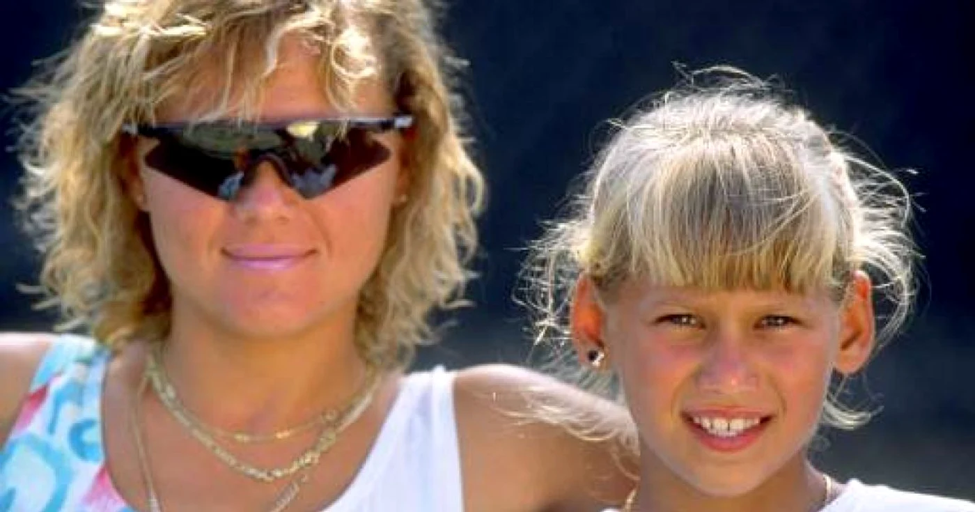 Kournikova, alături de mama ei când era mică