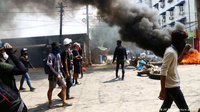 Sute de protestatari, ucişi de forţele de ordine din Myanmar