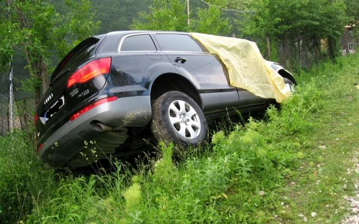 Poliţiştii au fost nevoiţi să acopere maşina