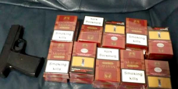 Pistolul şi ţigările confiscate la Vama Oancea FOTO Poliţia de Frontieră