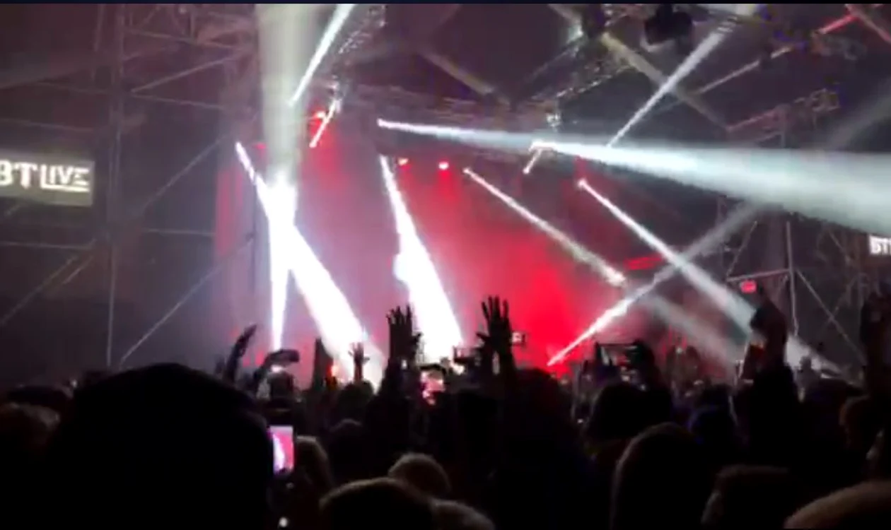 
    Tommy Cash a pus melodia „Așa sunt zilele mele” la festivalul Electric CastleFoto: captură video  