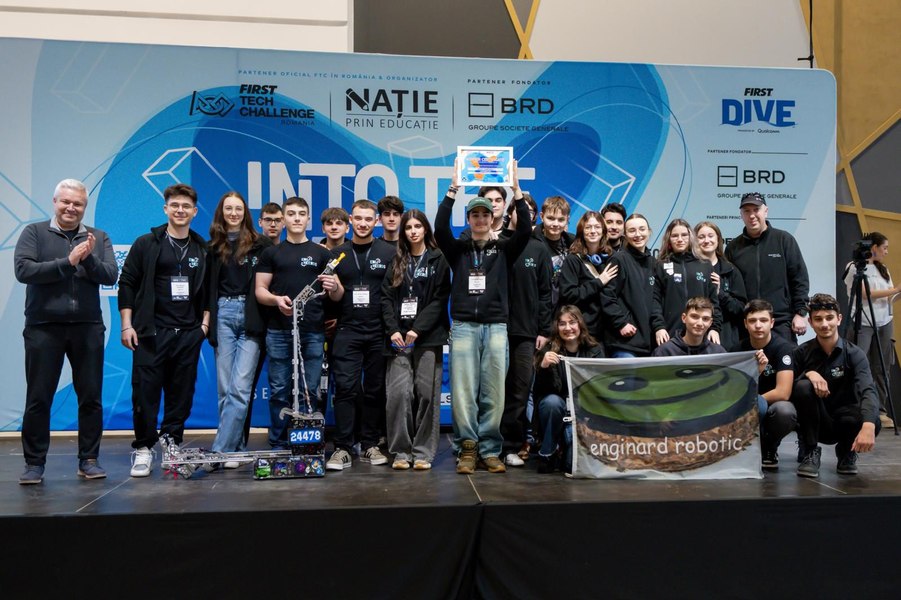 Liceenii care își petrec timpul liber construind roboți. Premiul „cel mai bine programat robot” i-a propulsat la națională
