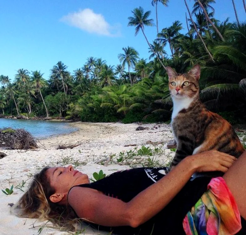 Singurul ei companion este pisica pe nume Tropicat