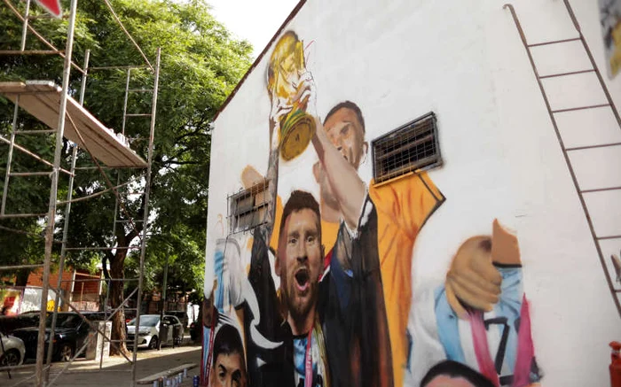 Lionel Messi, în prim-plan, într-o pictură murală.