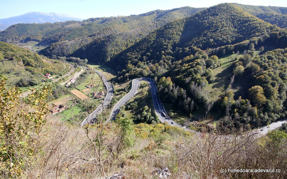 Orașul minier înconjurat de monumente ale naturii. Se află în inima ținutului momârlanilor VIDEO