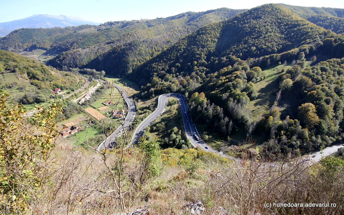 Coborârea în Valea Jiului, spre Petrila. Foto: Daniel Guță