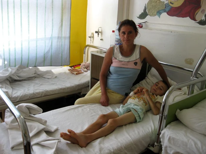 Mădălin Săvescu alături de mama sa în spitalul „Sf. Maria“ din Iaşi