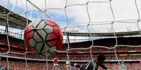 Portarul Petr Cech de la Arsenal primeşte gol de la Mauro Zarate jucător la West Ham United (nu apare în imagine) în timpul meciului din Barclays Premier League dintre  Arsenal şi  West Ham United pe stadionul Emirates în Londra Anglia FOTO Guliver/G