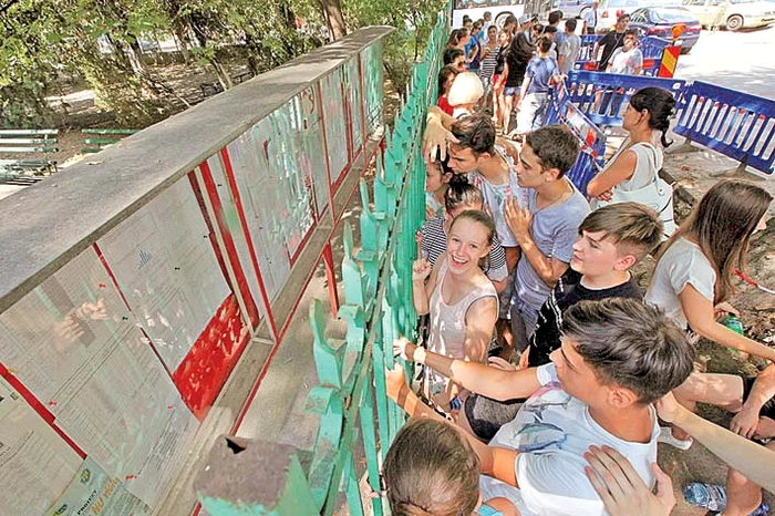 Zeci de copii și părinți au așteptat în zadar afișarea mediilor