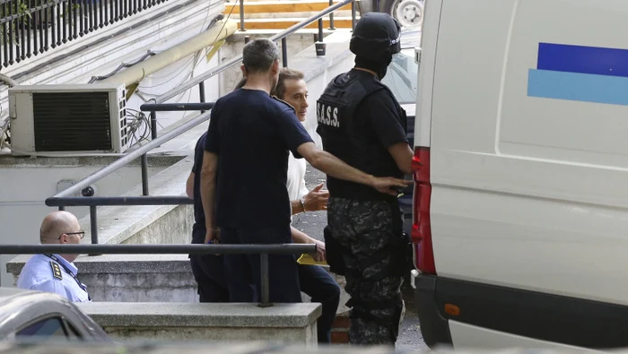 Radu Mazăre a fost escortat la înmormântarea mamei sale Sursă foto: INQUAM PHOTOS - George Călin