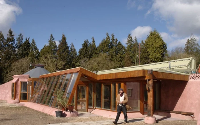 „Nava Pământ“ a fost botezată această casă din Brighton, Marea Britanie, construită integral din gunoaie, printre care şi pneuri uzate. FOTO The Telegraph