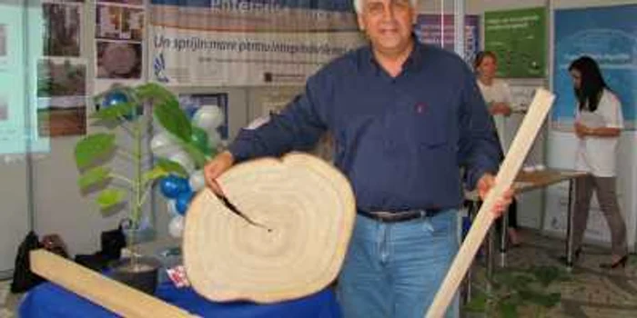 Marian Miron împreună cu copacul din China