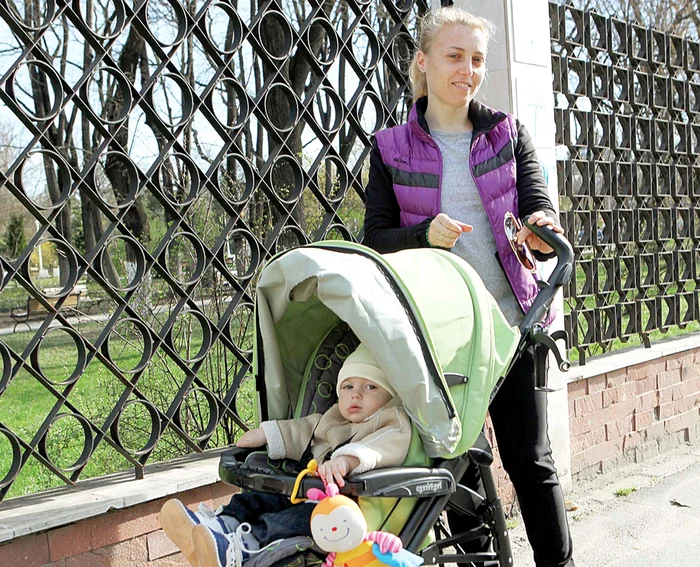 Cristina primeşte lunar de la stat 1.200 de lei, indemnizaţia pentru creşterea lui Radu (9 luni)