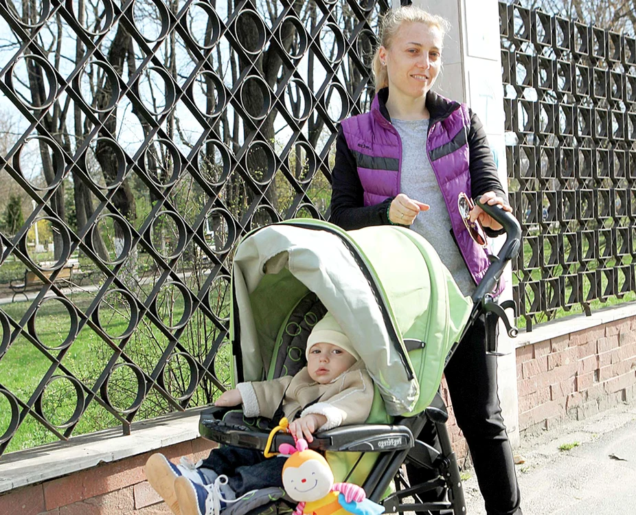 
    Cristina primeşte  lunar de la stat  1.200 de lei,  indemnizaţia  pentru creşterea  lui Radu (9 luni)  