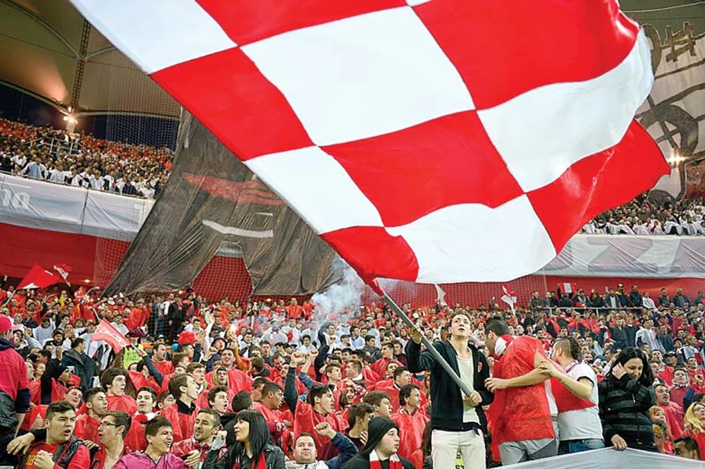 Dinamo și Rapid plătesc pentru oalele sparte de propriii suporteri. Cluburile, pedepsite cu amenzi de zeci de mii de lei