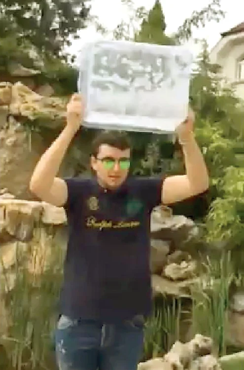Şi-a turnat gheaţă în cap, tot sâmbătă