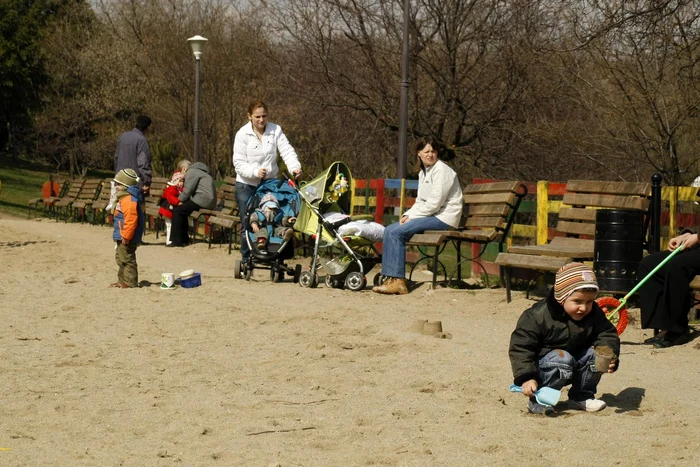 Vremea se încălzeşte. Părinţii îşi vor putea scoate copii la plimbare. Foto Adevărul