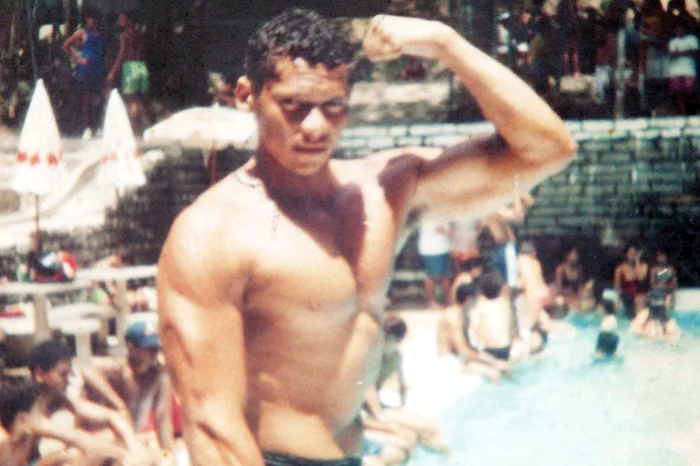 1990. Înainte de a-şi  injecta muşchii cu ulei şi alcool