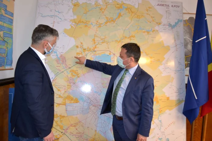 Ionel Scrioșteanu, secretar de stat în Ministerul Transporturilor, a arătat pe hartă pe unde vor fi trasate drumurile radiale care vor conecta cu Centura BucureștiFoto: jurnaluldeilfov.ro