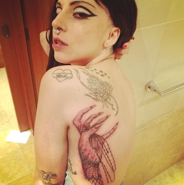 Solista şi-a tatuat o mână de vrăjitoare
