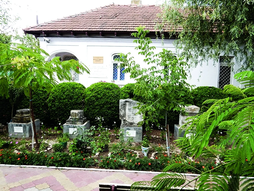 Muzeul de astazi cu o parte din lapidarium jpg jpeg