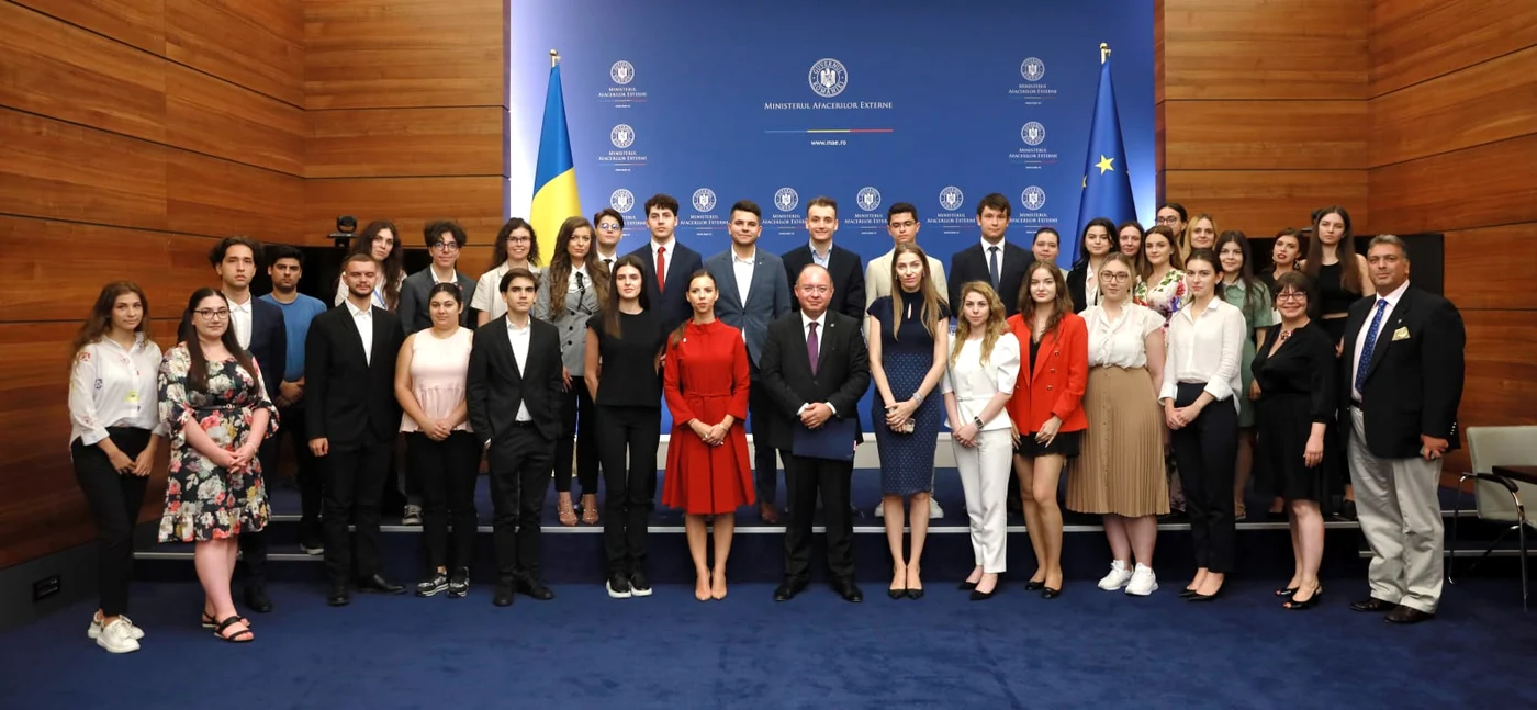 Ministrul Afacerilor Externe, alături de stagiarii programului de intership de la Guvern FOTO: MAE