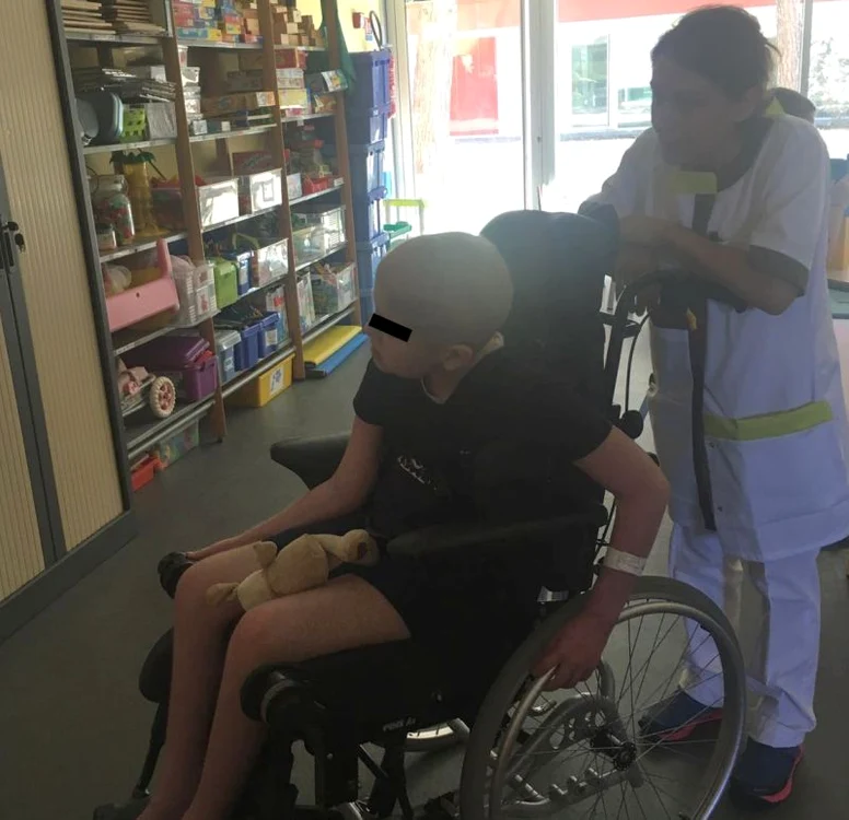 Luca se află la un institut privat din Franţa, unde merge la şcoală