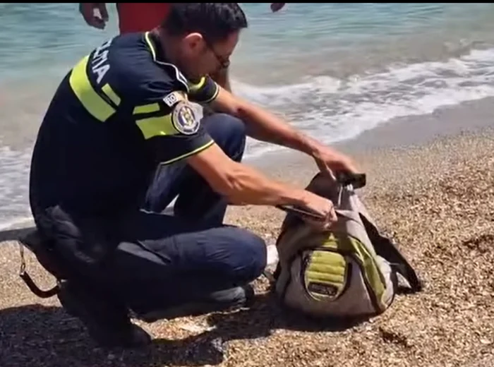 Tânărul a intrat în mare cu un rucsac plin cu nisip FOTO: captura video