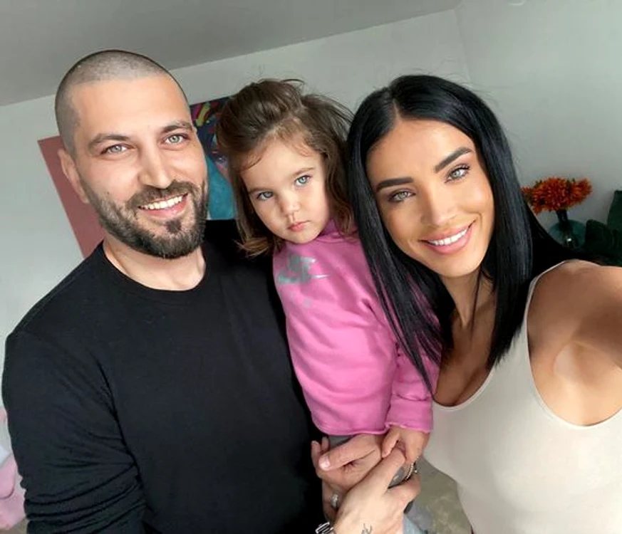 
    Adelina Pestrițu și familia sa. (Foto: Facebook)  