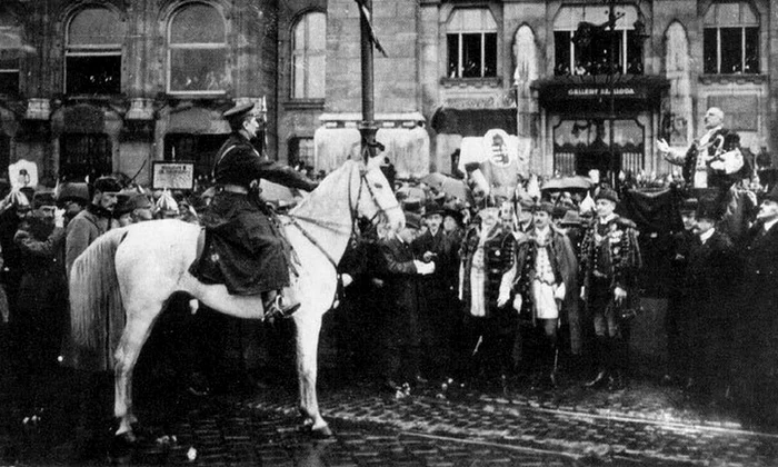 Intrarea lui Miklós Horthy în Budapesta, la 16 noiembrie 1919 (© Wikimedia Commons)