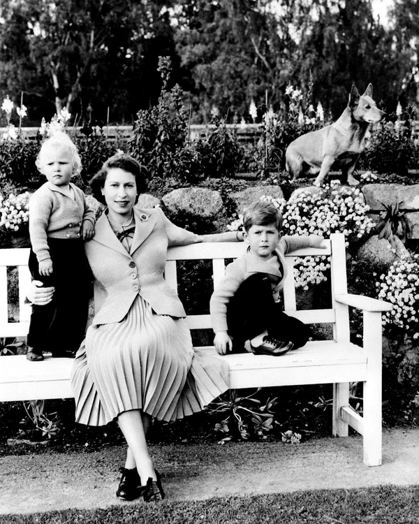 Elisabeta tânără, Charles mic și Anne mică jpg