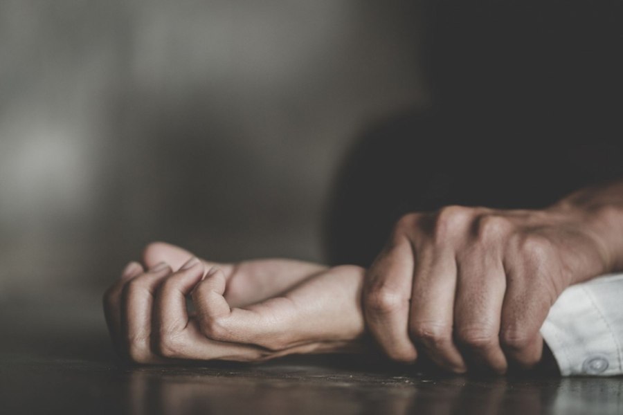 Coșmarul unui copil din Constanța, ținut încuiat în grajd și hrănit cu pufuleți, de tatăl său: „S-au trezit cu el în curte dezbrăcat”