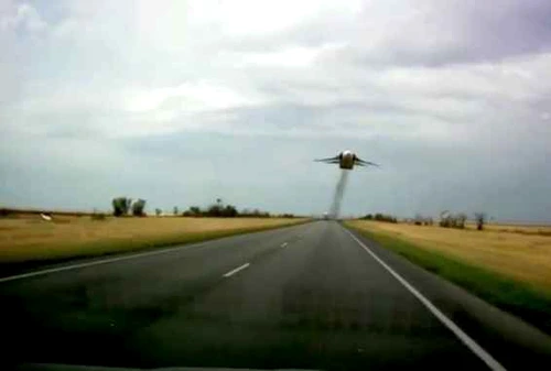 Avionul Suhoi Su-24 lasă în urmă o dâră de fum. (captură video)