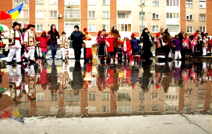 Locuitorii Hunedoarei sunt aşteptaţi la spectacolul folcloric şi la Hora Unirii, în centrul municipiului. Foto: ADEVĂRUL / D. Guţă