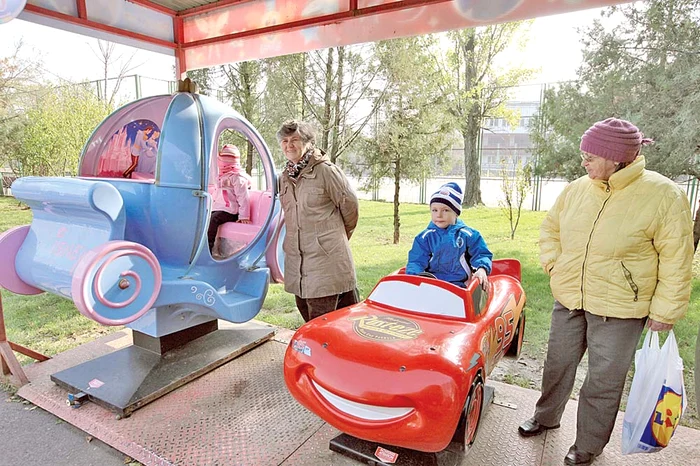 După vot, Constanţa Oprescu s-a relaxat în parc cu nepoţica ei
