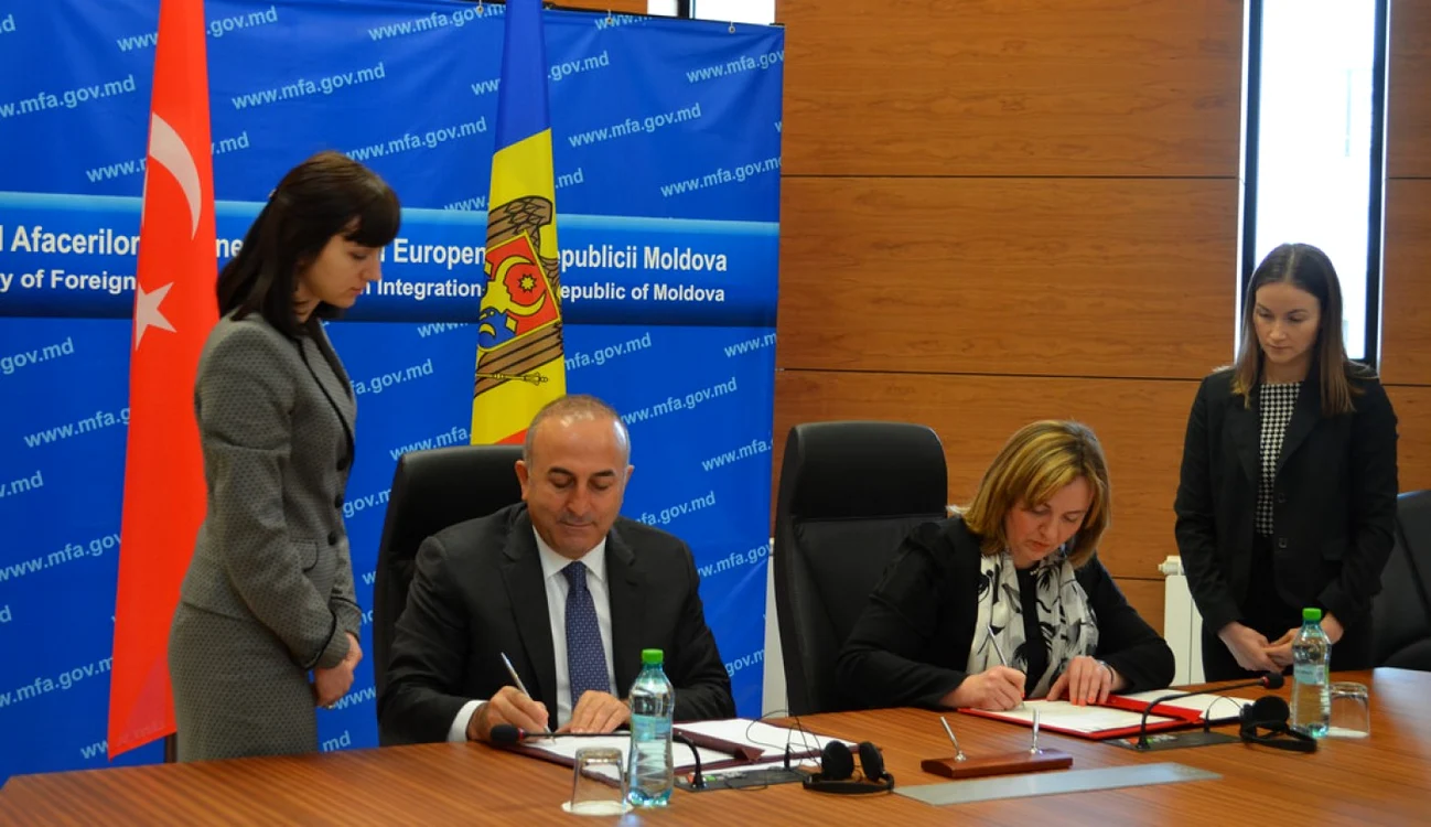 Natalia Gherman şi omologul turc Mevlüt Çavuşoğlu au semnat Protocolul de cooperare între Guvernul Republicii Moldova şi Guvernul Republicii Turcia. FOTO MAEIE