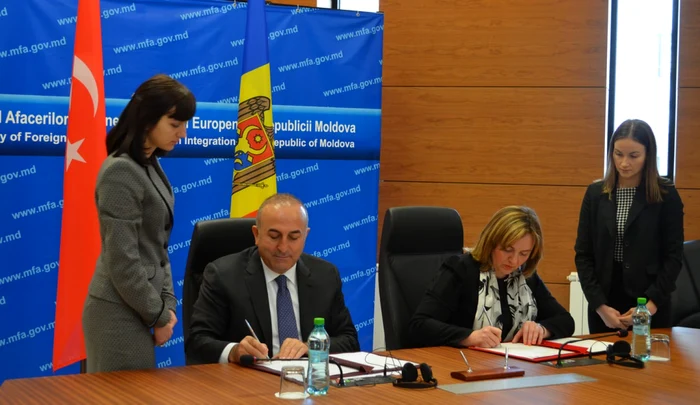 Natalia Gherman şi omologul turc Mevlüt Çavuşoğlu au semnat Protocolul de cooperare între Guvernul Republicii Moldova şi Guvernul Republicii Turcia. FOTO MAEIE