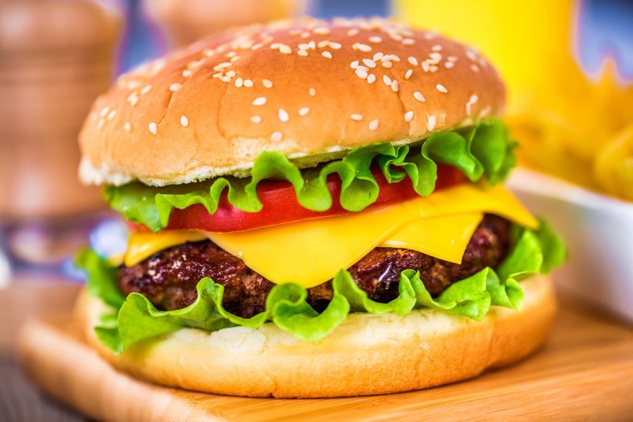 Miliardarii care mănâncă gratis, „pe viață”, la fast-food