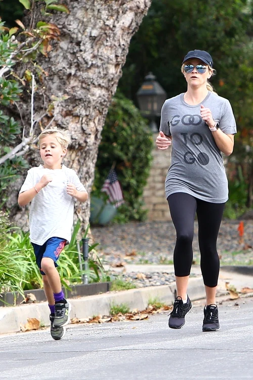 Reese Witherspoon face zilnic jogging cu fiul ei cel mic, Tennessee