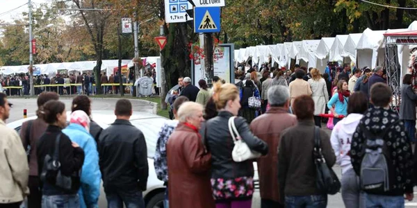 Ieşenii se îmbulzesc la Târgul de Toamnă organizat pe strada Palat  Foto: Florin Chirica